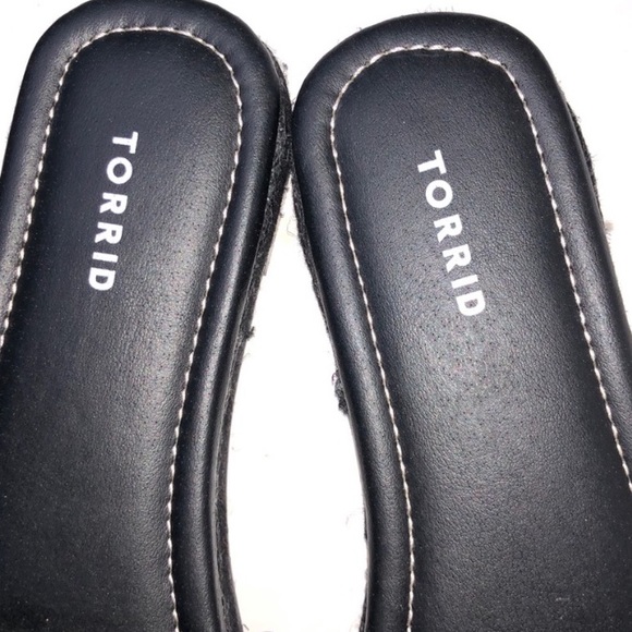 🛑SOLD🛑 Torrid Black & White Slides - Picture 4 of 6